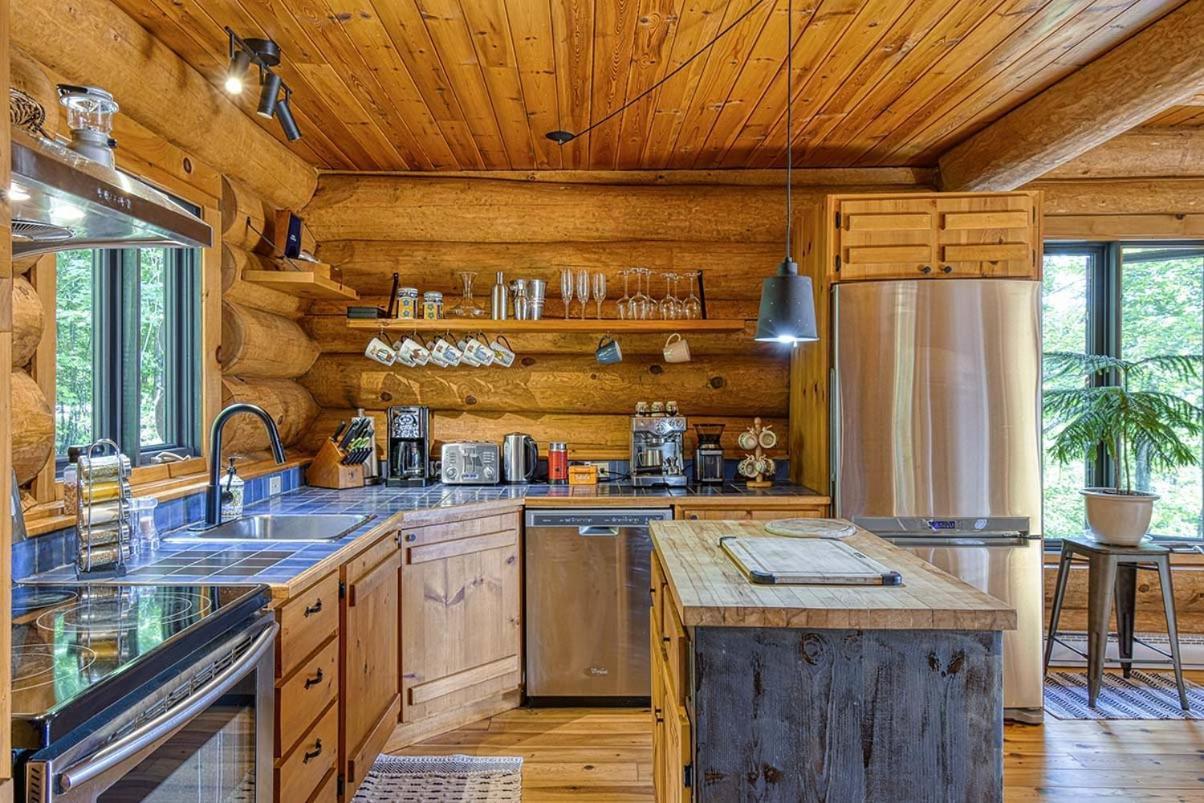Luxurious Log With Private Lac Superieur
